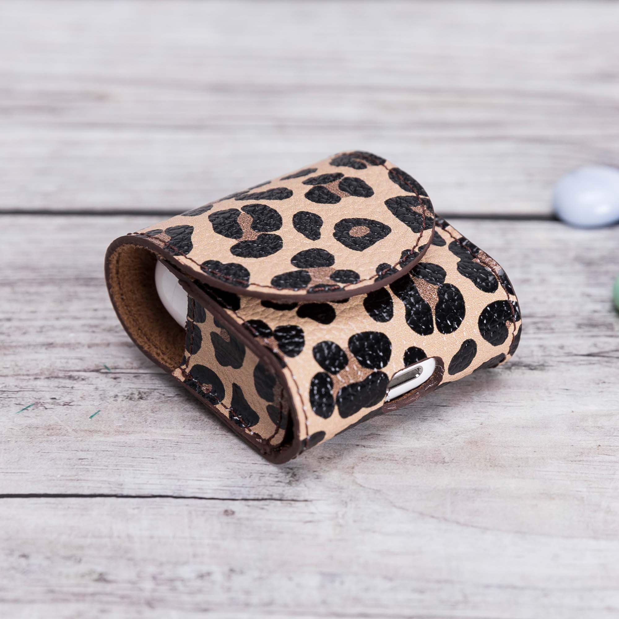 Mai Magnet Leather Case for AirPods 1 & 2 - LEOPARD PATTERNED - saracleather