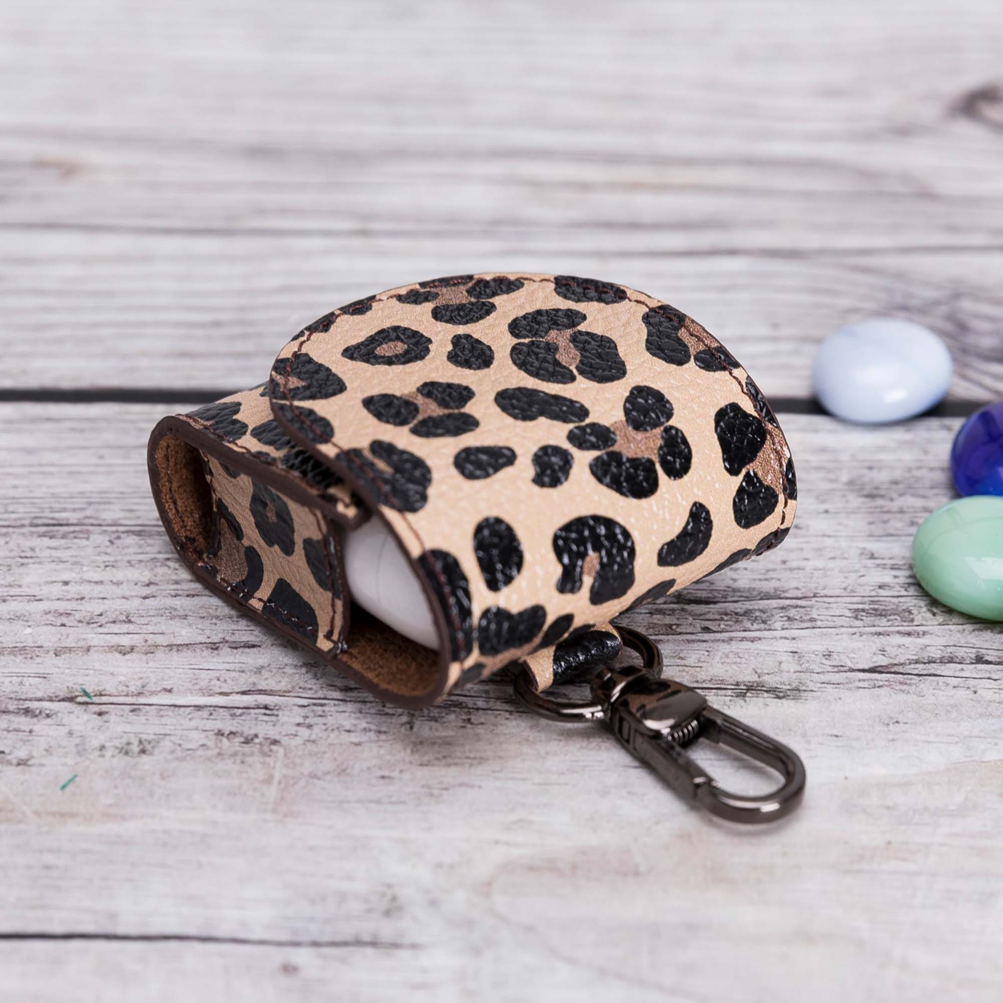 Mai Magnet Leather Case for AirPods 1 & 2 - LEOPARD PATTERNED - saracleather